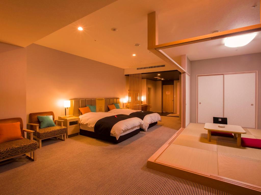 Postel nebo postele na pokoji v ubytování APA Hotel & Resort Kaga Katayamazu Onsen Kasuikyo