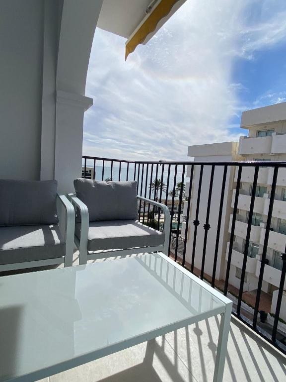Balkon lub taras w obiekcie Stylish Seaside 3 Bed Apartment with Terrace + Sea View