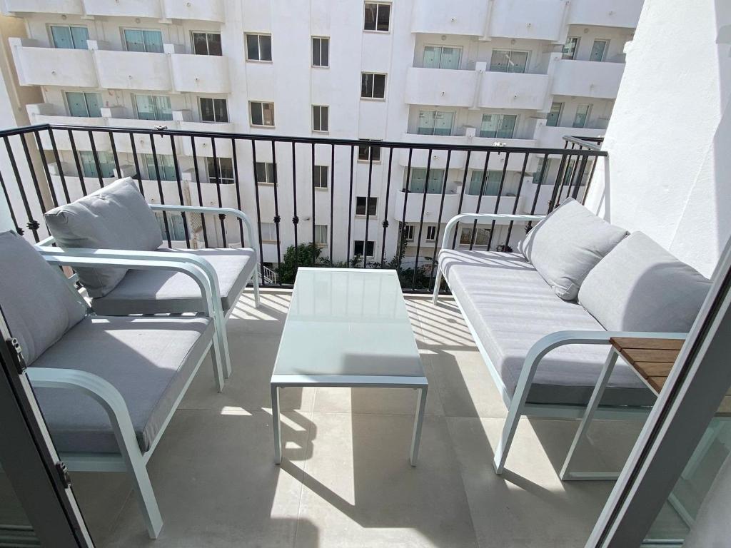 Balkon lub taras w obiekcie Stylish Seaside 3 Bed Apartment with Terrace + Sea View
