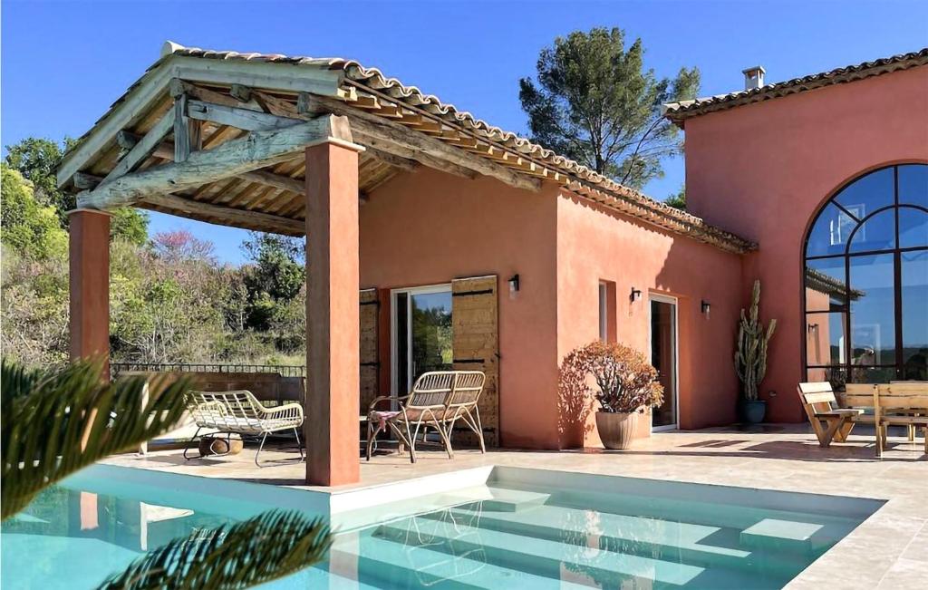 une villa avec piscine devant une maison dans l'établissement 4 Bedroom Cozy Home In Lorgues, à Lorgues