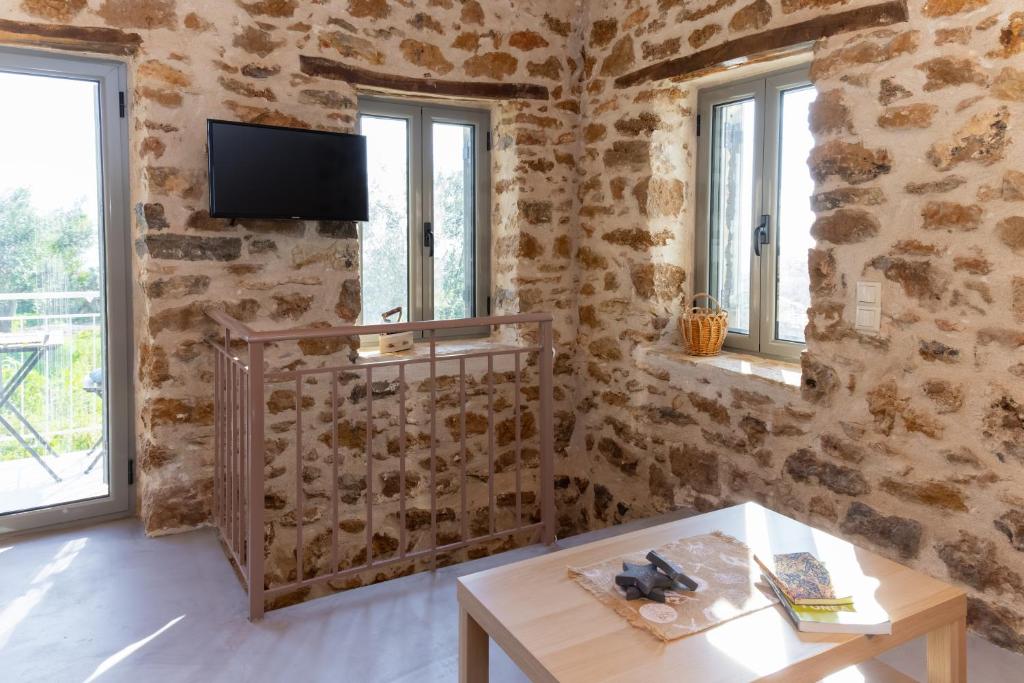 TV a/nebo společenská místnost v ubytování Messinian Stone House