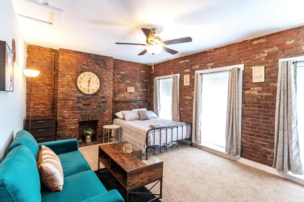 Downtown Loft Sleeps 10 w King Bed Parking Bikes, Louisville (updated