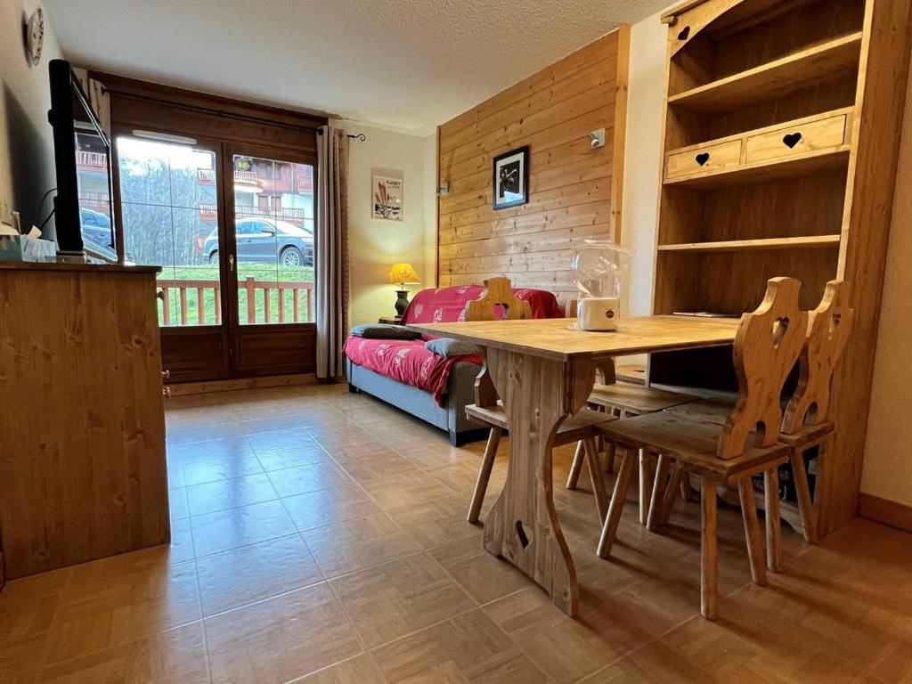sala de estar con mesa de madera y sofá en Appartement Flumet, 2 pièces, 4 personnes - FR-1-505-110, en Flumet