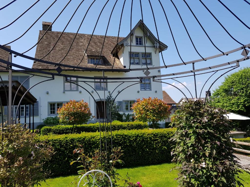 duży biały dom z dachem w obiekcie BnB Elsenerhaus 