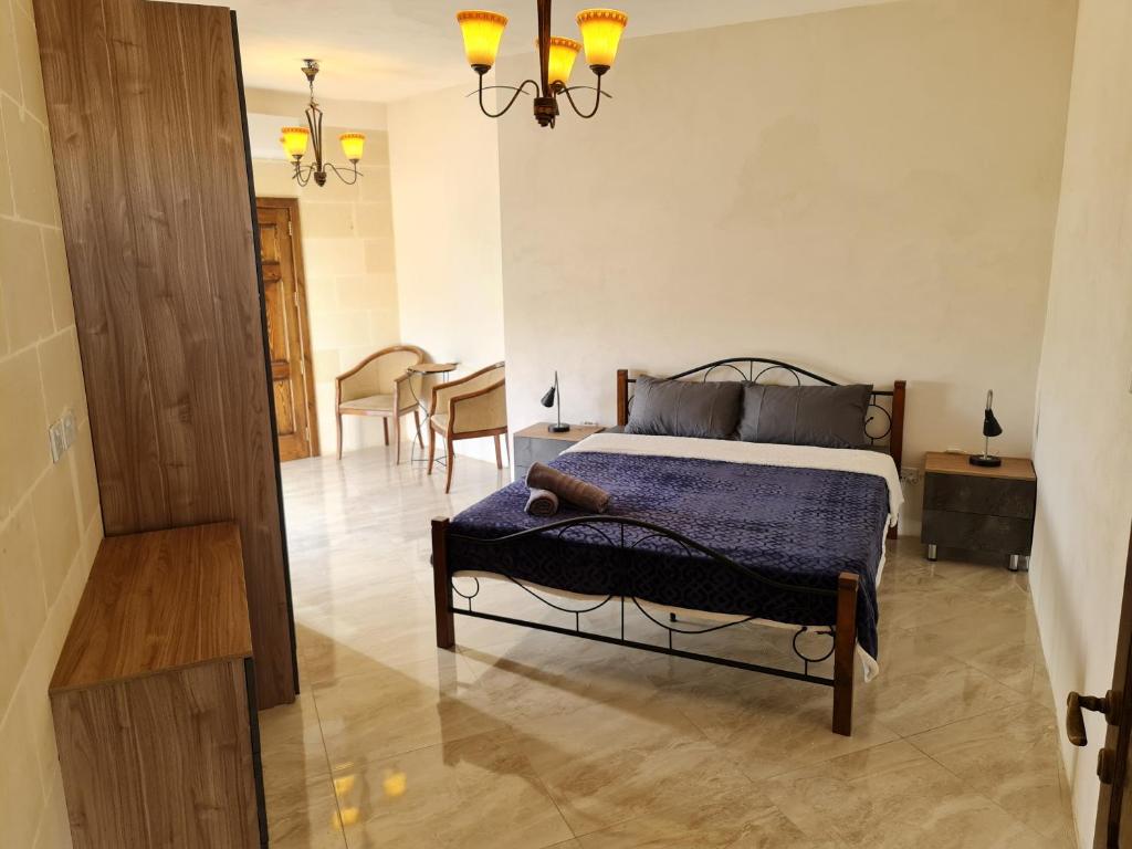 1 dormitorio con 1 cama y comedor en Splendid House Victoria Gozo, en Victoria