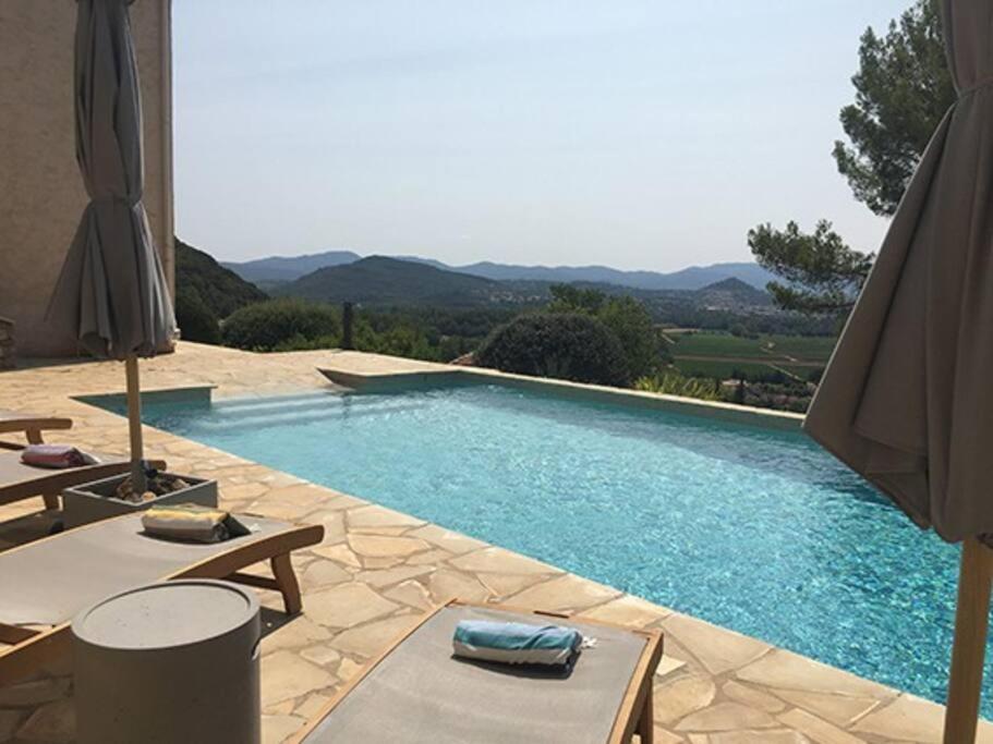 Bazén v ubytování Experience the Provençal dream nebo v jeho okolí