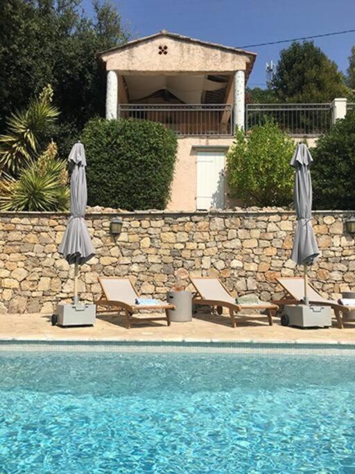 Bazén v ubytování Experience the Provençal dream nebo v jeho okolí