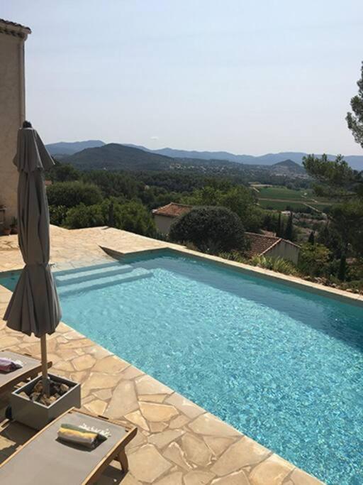 Bazén v ubytování Experience the Provençal dream nebo v jeho okolí