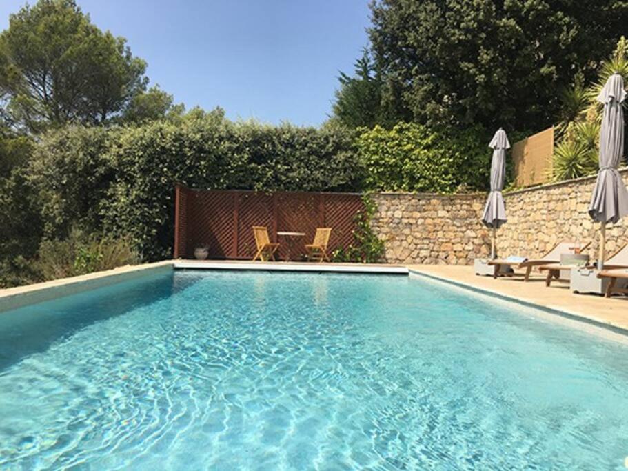Bazén v ubytování Experience the Provençal dream nebo v jeho okolí