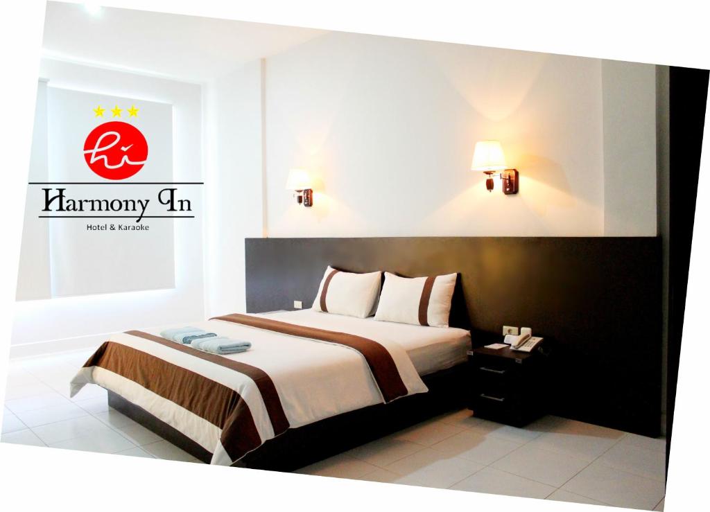 Postel nebo postele na pokoji v ubytování Hotel Harmony In & Karaoke