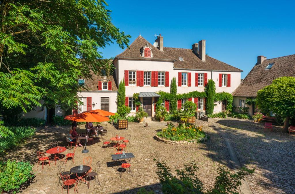 an aerial view of a house with tables and chairs at Maison le Village - Maison d’Hôtes in Montagny-lès-Beaune