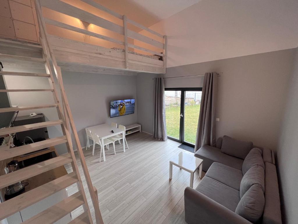 Televízia a/alebo spoločenská miestnosť v ubytovaní Apartament Pod Jaworami z antresolą