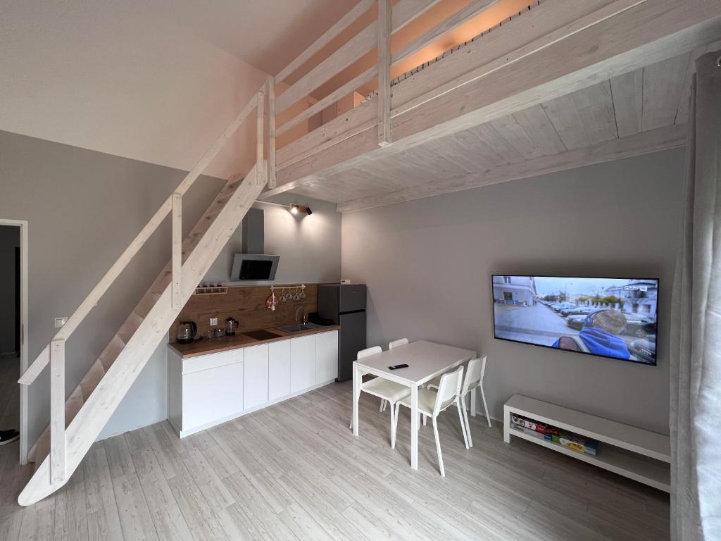 Televízia a/alebo spoločenská miestnosť v ubytovaní Apartament Pod Jaworami z antresolą