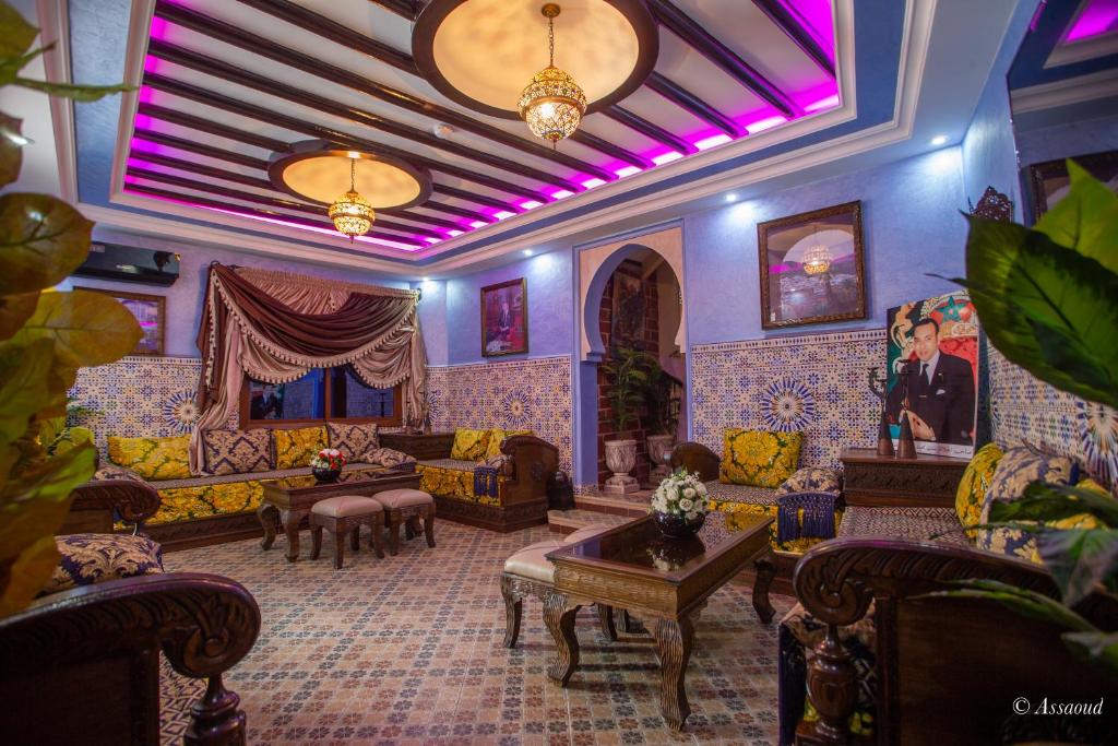 una sala de estar con muebles e iluminación púrpura. en Maison d'hôtes Afassi en Xauen