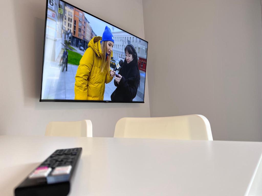 Televízia a/alebo spoločenská miestnosť v ubytovaní Apartament Pod Jaworami z antresolą
