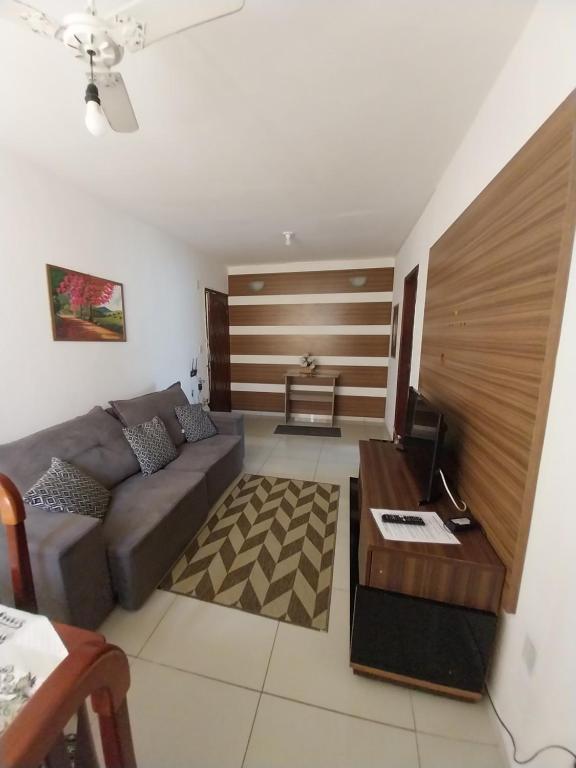 een woonkamer met een bank en een tafel bij Apto Richard Shopping in Campos dos Goytacazes