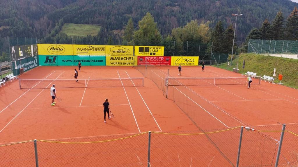 Tenis alebo squash v ubytovaní Landart-Appartements alebo jeho okolí