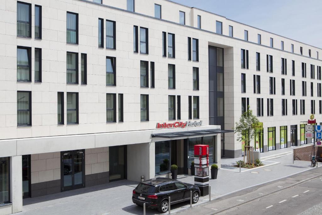 un coche aparcado frente a un edificio en IntercityHotel Bonn en Bonn