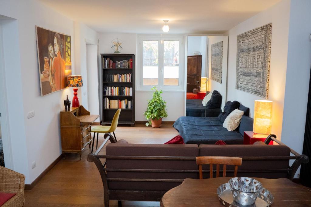 ein Wohnzimmer mit einem Sofa und einem Tisch in der Unterkunft Casa Francesca zona Gemelli in Rom