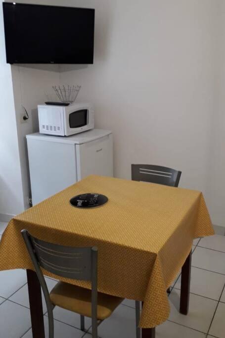 Kuchyňa alebo kuchynka v ubytovaní studio entier 2 personnes centre ville
