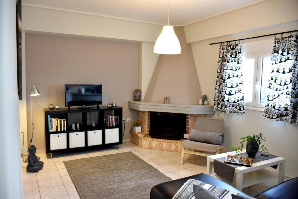 A television and/or entertainment centre at The Lovely Guesthouse Avlonari