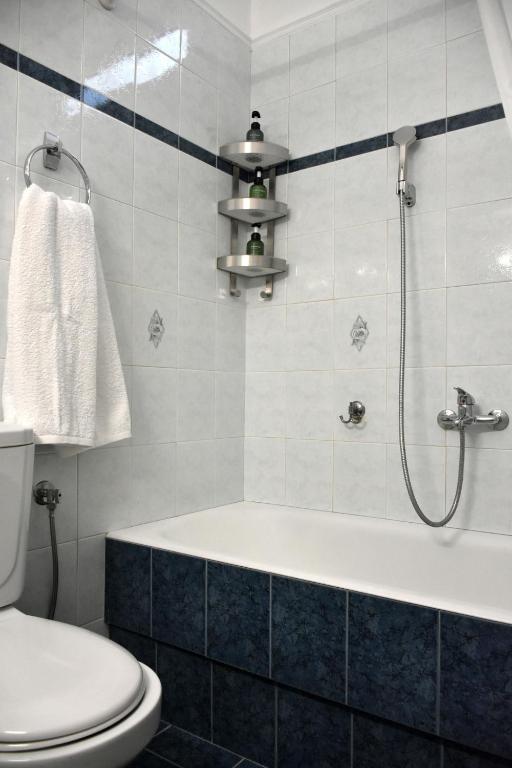A bathroom at The Lovely Guesthouse Avlonari