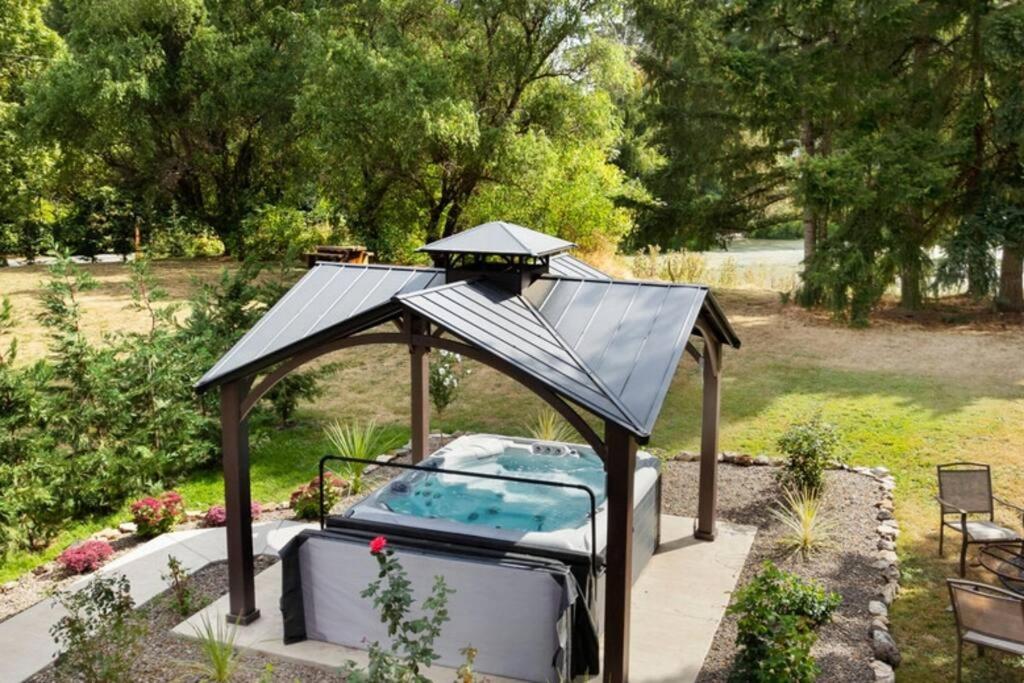 2 acre Home, Pond view with Hottub sleeps 14, North Plains (updated