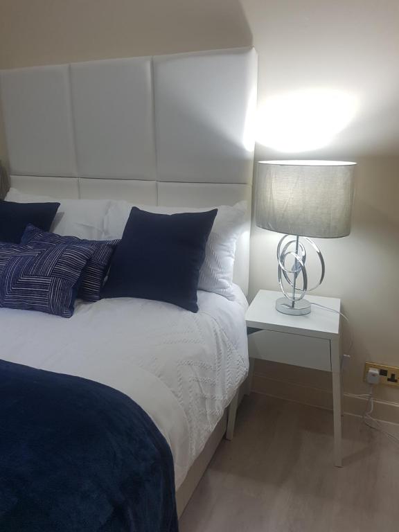 Postel nebo postele na pokoji v ubytování Dunoon Gourock Inverkip Apartment