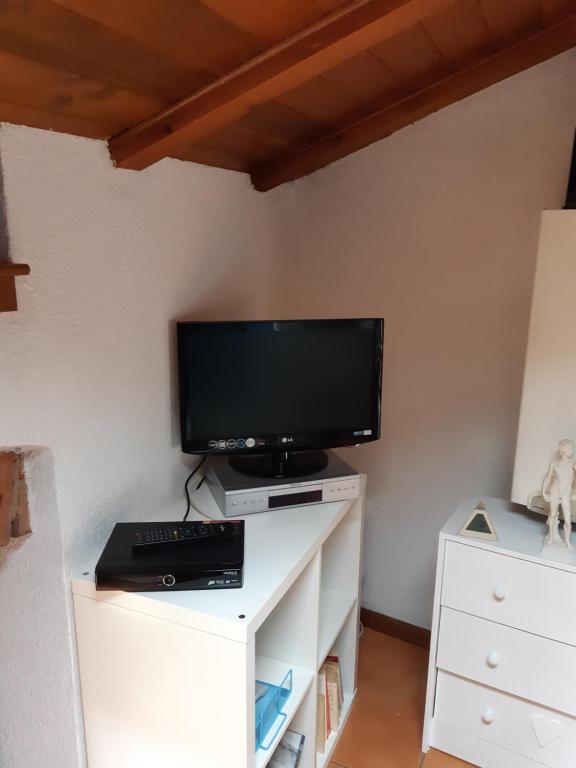 Televízia a/alebo spoločenská miestnosť v ubytovaní Little 58