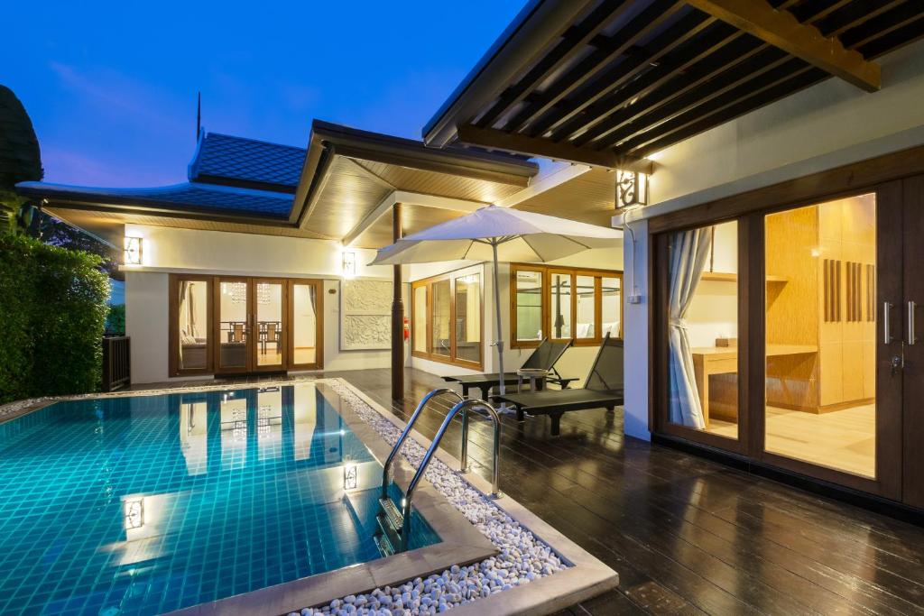 Pimann Buri Pool Villas Ao Nang Krabi Sha Plus في شاطيء آونانغ: مسبح في فيلا فيها بيت