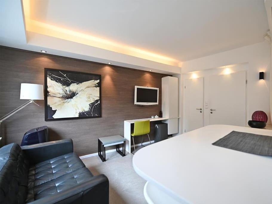 ルクセンブルクにあるLimpersberg - Amazing and cozy flatの大きなベッドとソファが備わるホテルルームです。