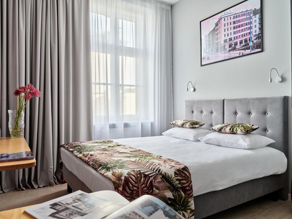 een hotelkamer met een bed en een raam bij HOLA GDYNIA in Gdynia