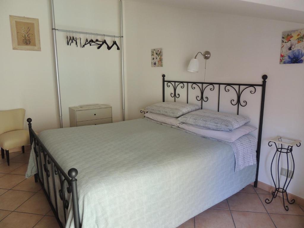 1 dormitorio con cama, lámpara y ventana en The Attic Home Vallo della Lucania, en Vallo della Lucania