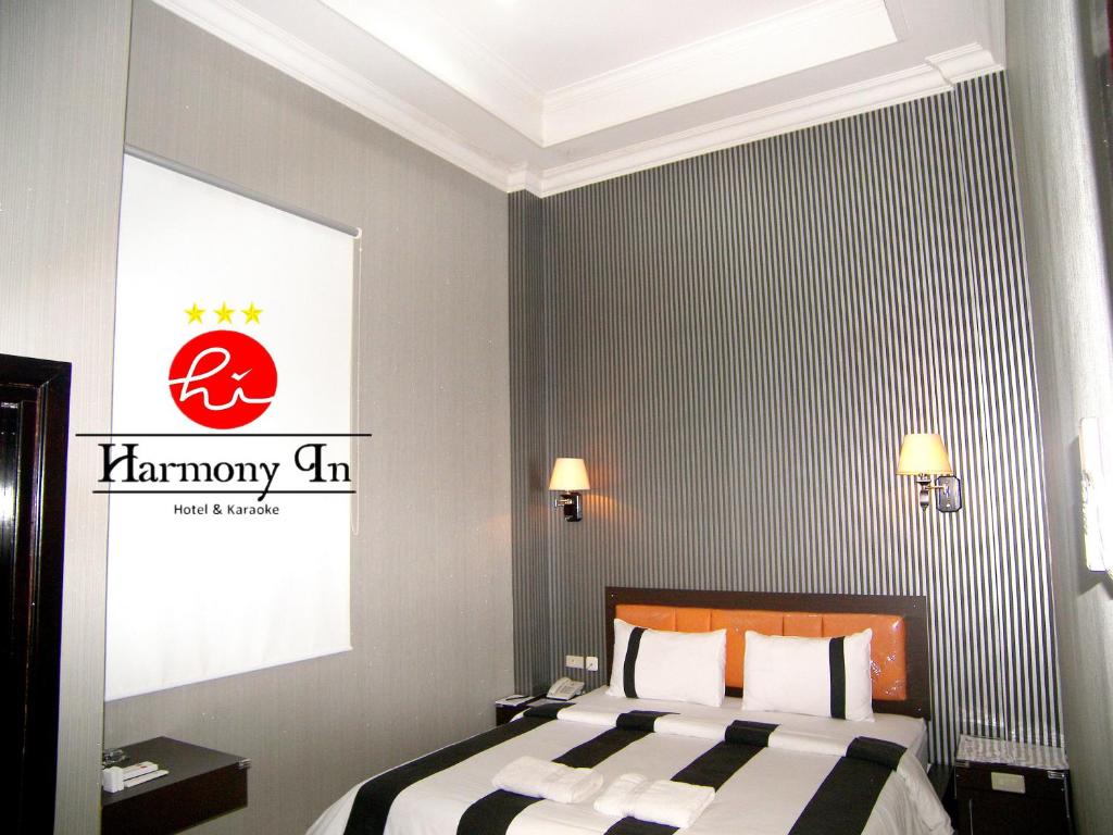 Postel nebo postele na pokoji v ubytování Hotel Harmony In & Karaoke