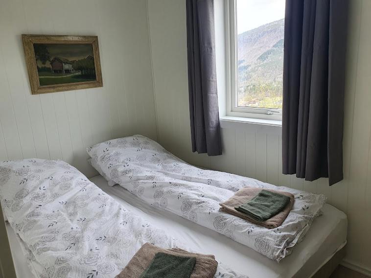 En eller flere senge i et værelse på Molden 2-fjellutsikt og jacuzzi tilgang.