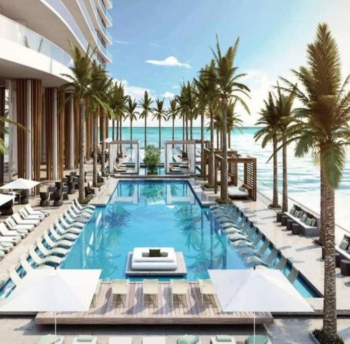 Bazén v ubytovaní Amazing apartment- Hyde Beach Resort alebo v jeho blízkosti