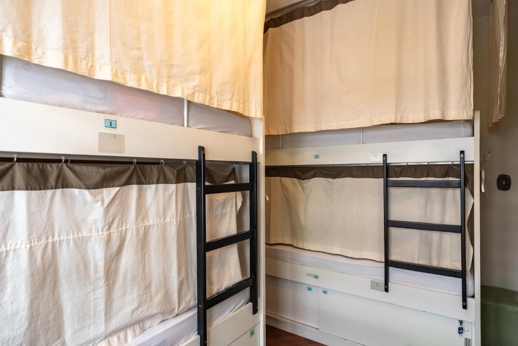 Palanda nebo palandy na pokoji v ubytování Hostel B2B SP