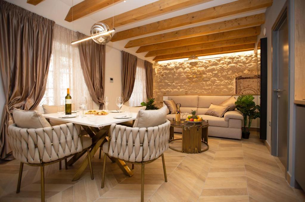 - un salon avec une table et un canapé dans l'établissement Luxury Apartments Lilly 2, à Split