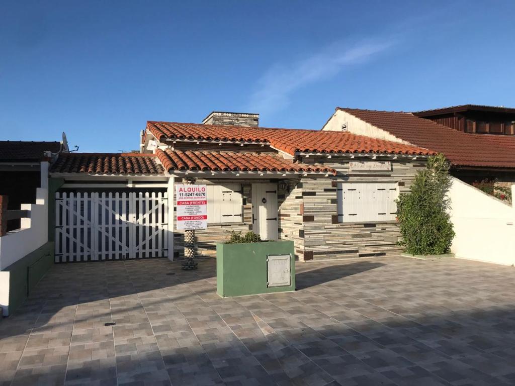 een gebouw met een bord ervoor bij Junto Al Mar Y Centro De Santa Clara, Dos Casas in Santa Clara del Mar