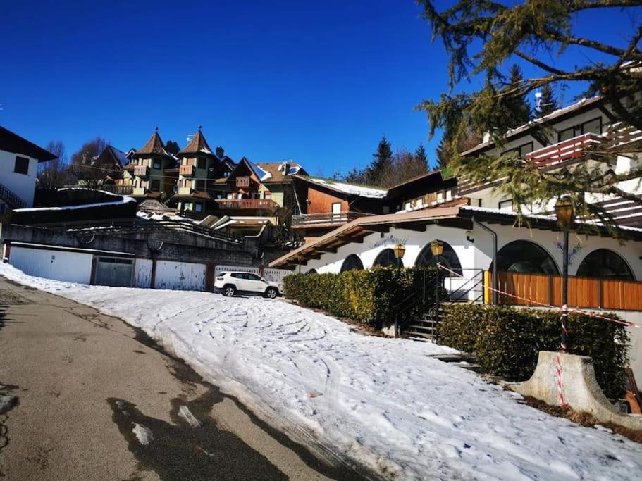 een met sneeuw bedekte straat voor een huis bij Pichi's House in Cesuna