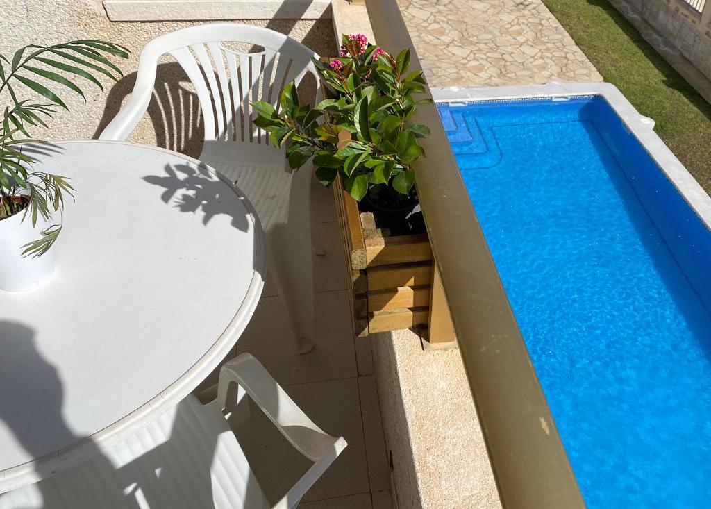 Bazén v ubytovaní Sunrise Studio Sorolla, 150 m de la playa alebo v jeho blízkosti