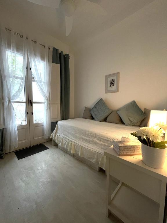 Postel nebo postele na pokoji v ubytování Home Away From Home Marbella