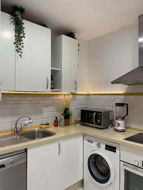 Kuchyň nebo kuchyňský kout v ubytování Home Away From Home Marbella