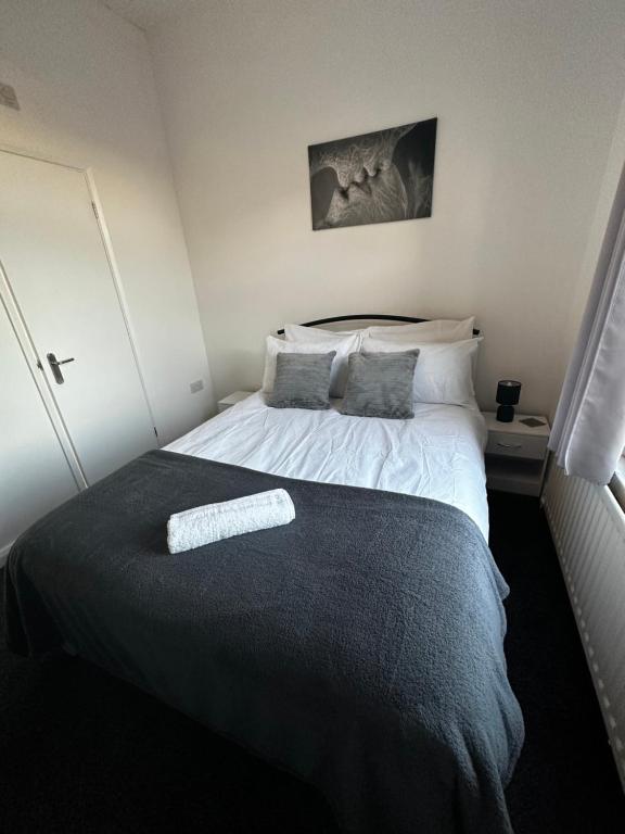 a bedroom with a bed with a black blanket at Stylish Town House - Modern double room - 4 in Parkside