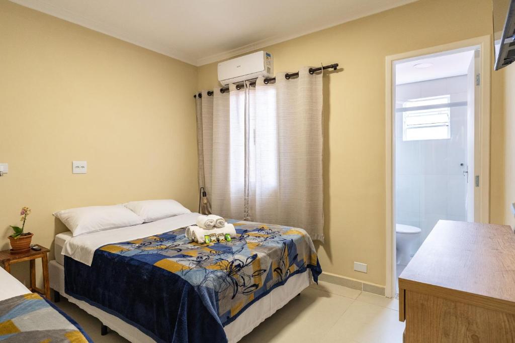 Un dormitorio con una cama con un osito de peluche. en Hostel B2B SP, en São Paulo