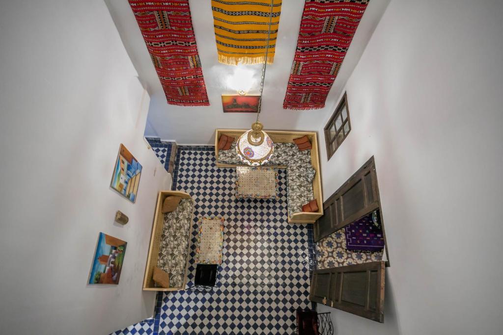 uma vista superior de um quarto com uma escada com um relógio em Dar Fez Unique em Fez