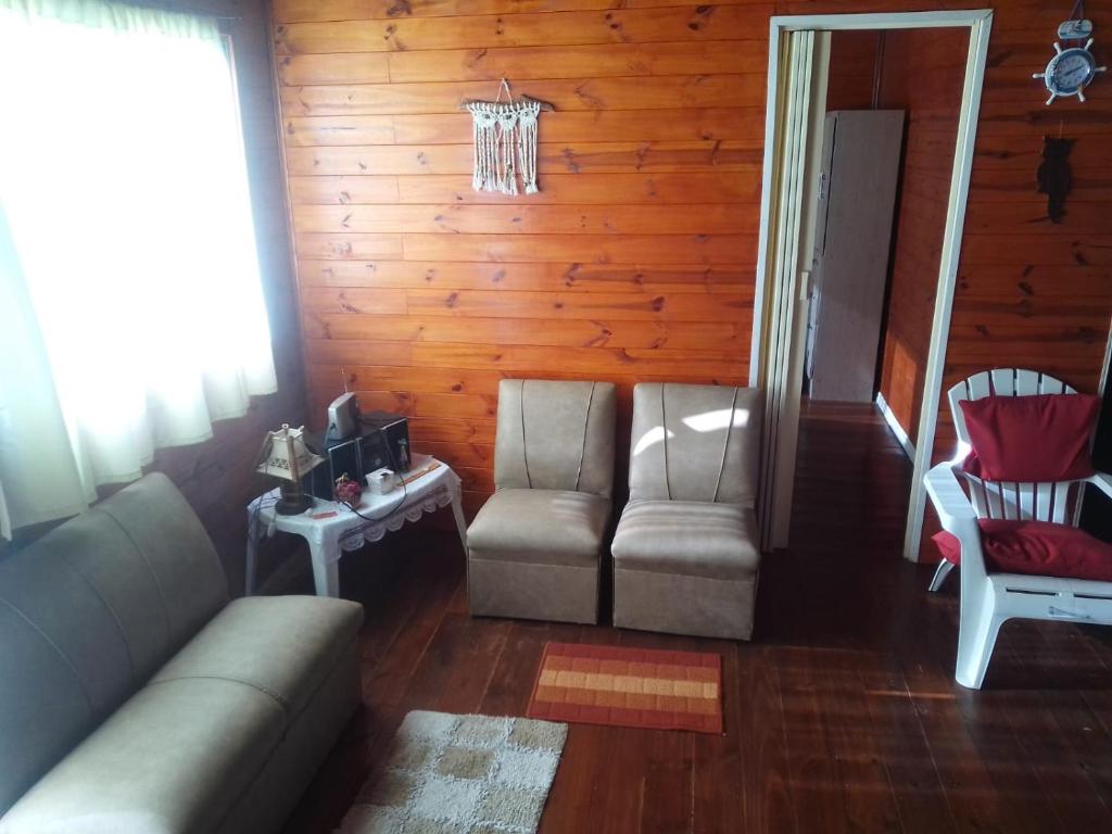 a living room with a couch and two chairs at Morada de Campo in La Coronilla