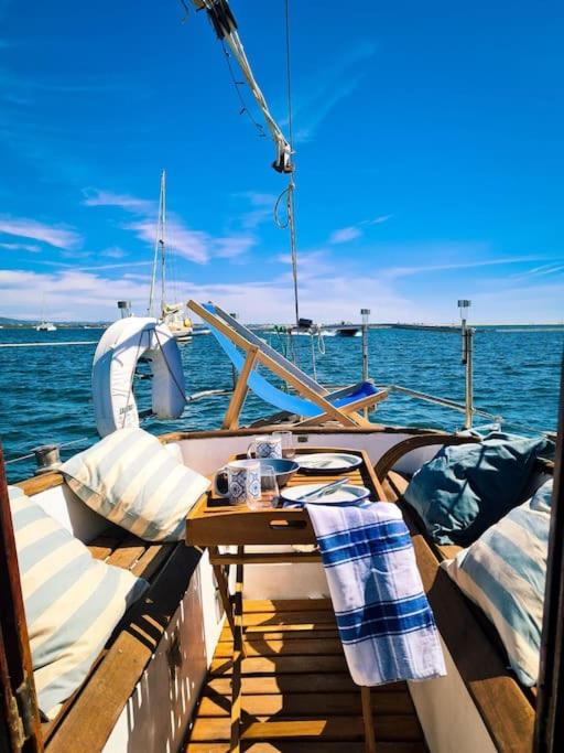 uma mesa na parte de trás de um barco na água em VEGA-Boat House em Ilha da Culatra