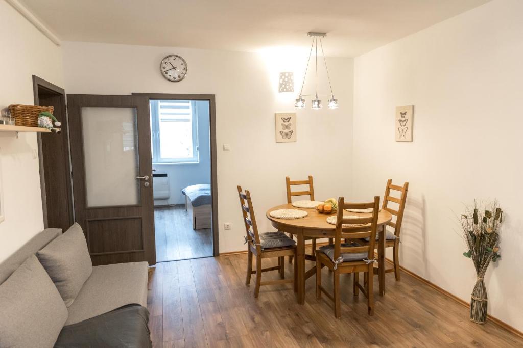Zdjęcie z galerii obiektu Sflower Apartman w Egerze