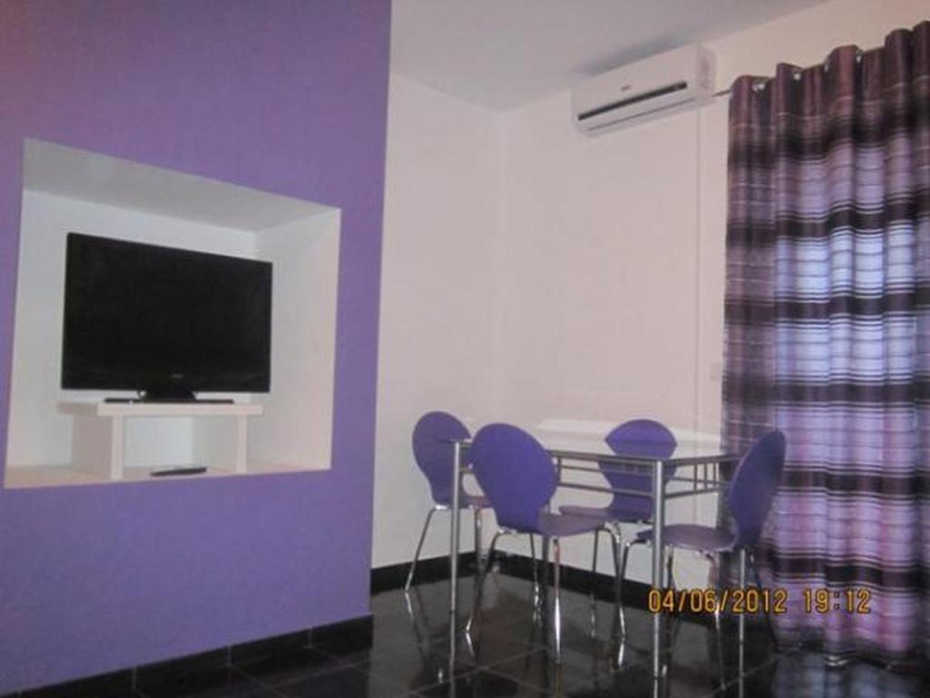 Televízia a/alebo spoločenská miestnosť v ubytovaní Family friendly apartments Kim - by TA Leut Agency